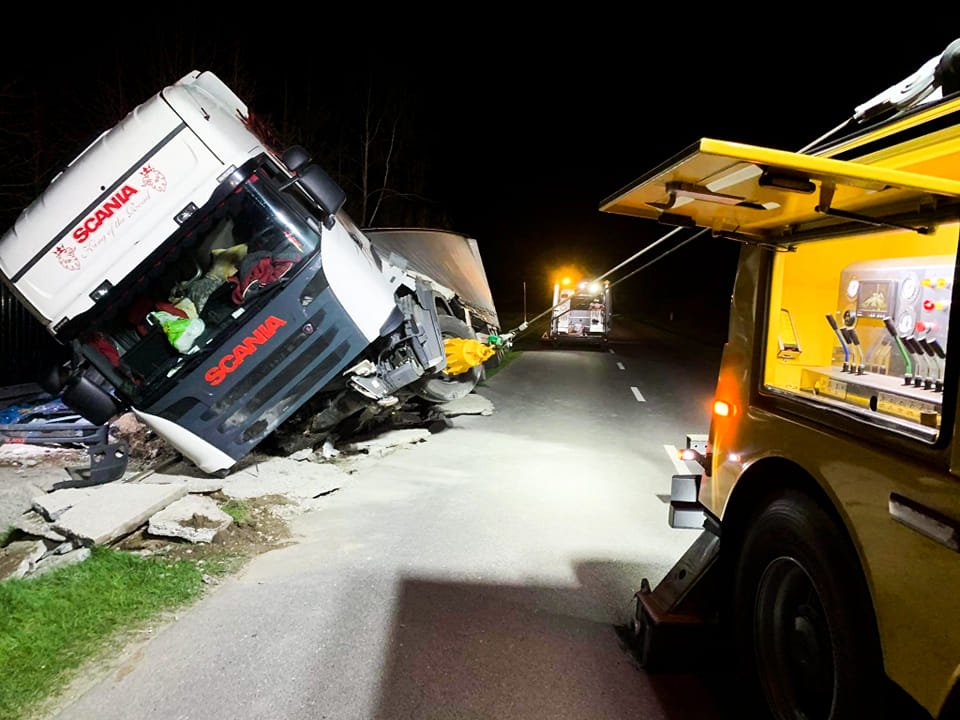 Wypadek – wyciąganie białej Scanii z pobocza.
